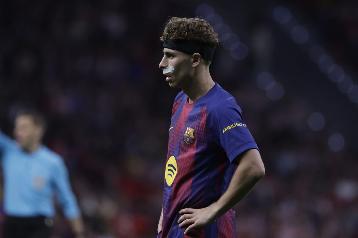 Fermín López entrenando con máscara protectora en la Ciutat Esportiva
