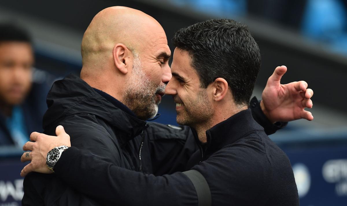 Rayan Cherki celebra su gol en el Etihad Stadium