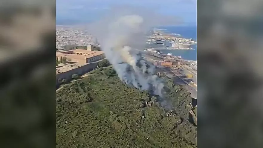 Bloqueo de la zona diplomática en Islamabad, con barricadas y presencia policial