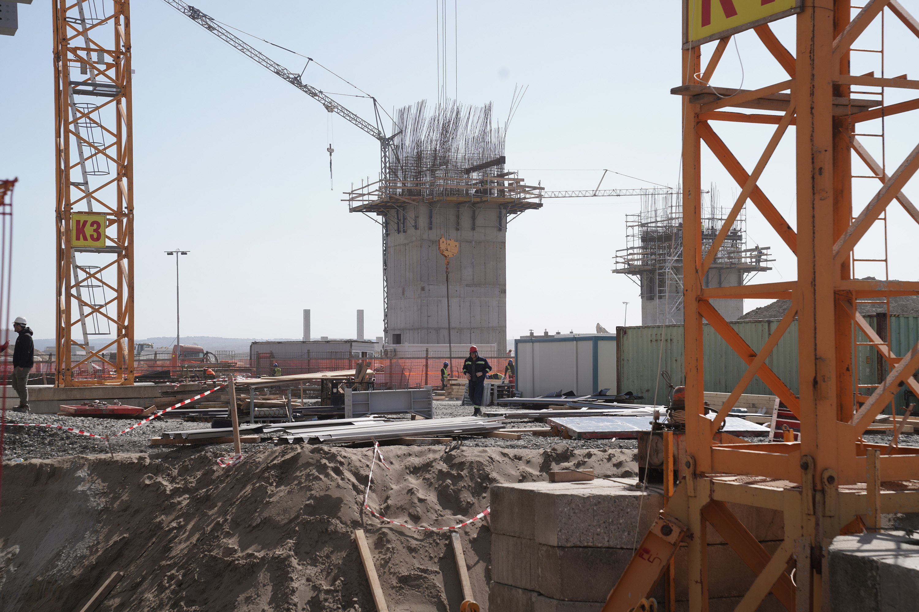 Obreros y grúas construyendo el recinto de la Expo 2027 en la ribera del río Sava, Belgrado