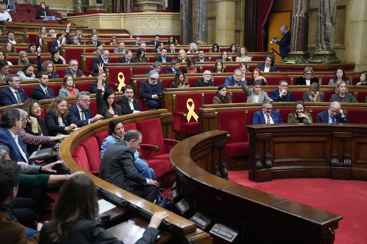 Deputado del Parlament de Catalunya pulsando el botón de votación tradicional