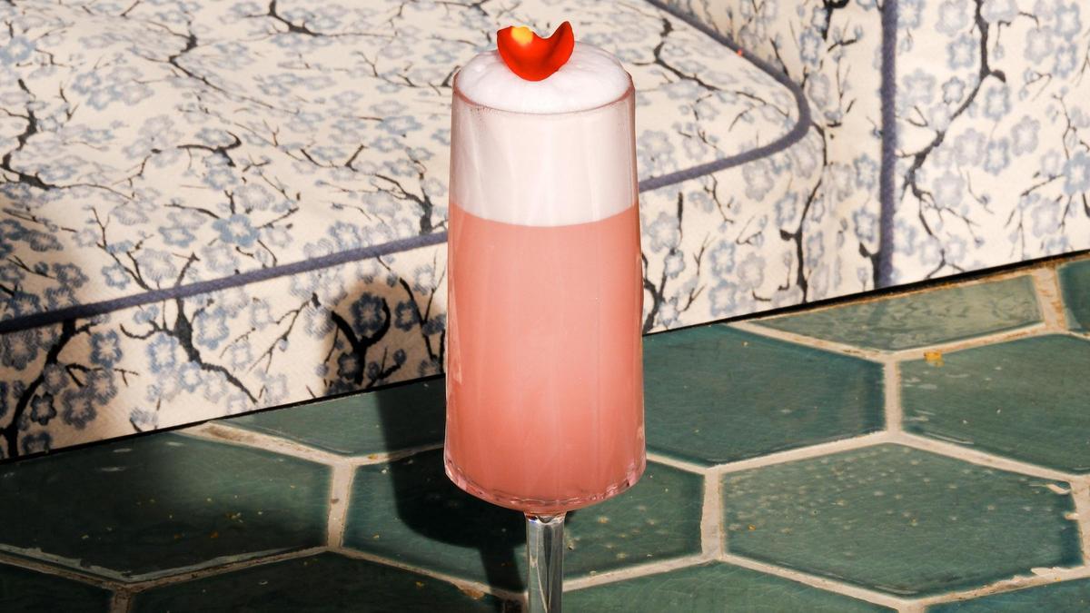 Cóctel Rosa Sant Jordi en el restaurante Shôko, con su tono rosado y rosa solidaria