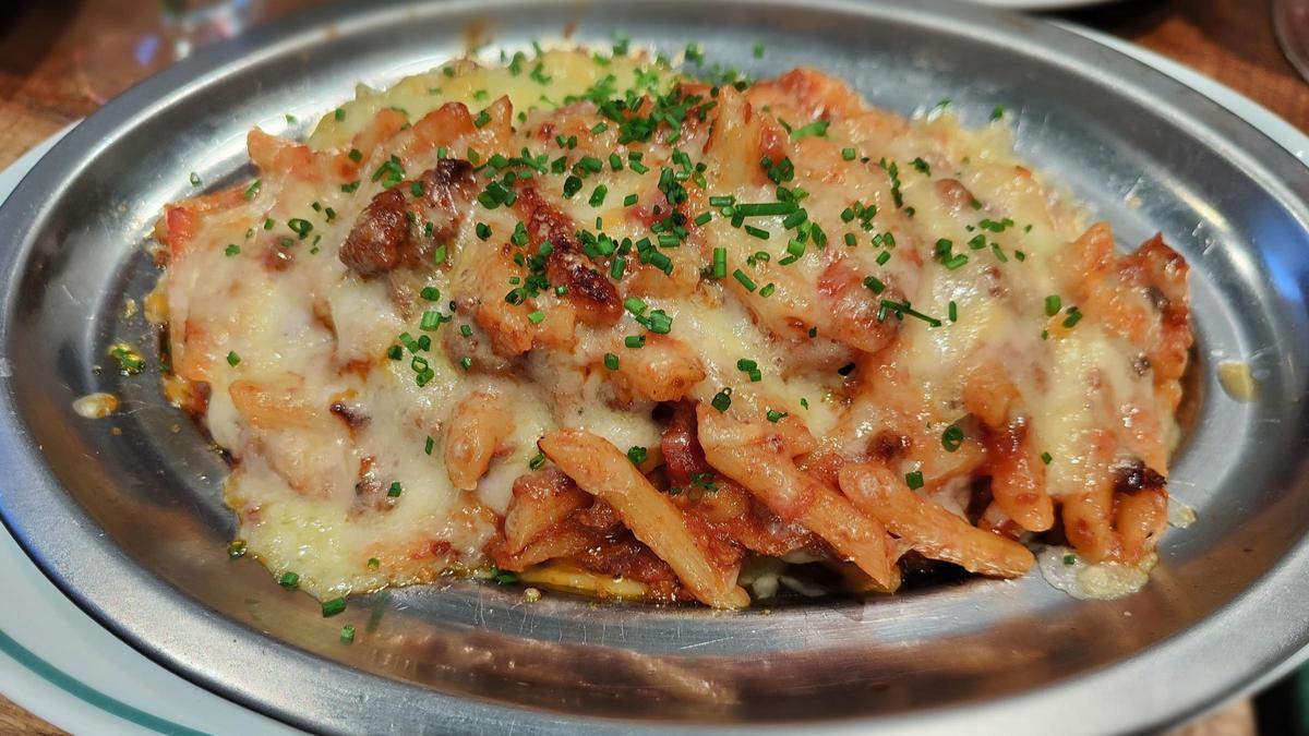Plato de pilota Strogonoff servido en la Bodega Josefa, con salsa cremosa y guarnición de verduras