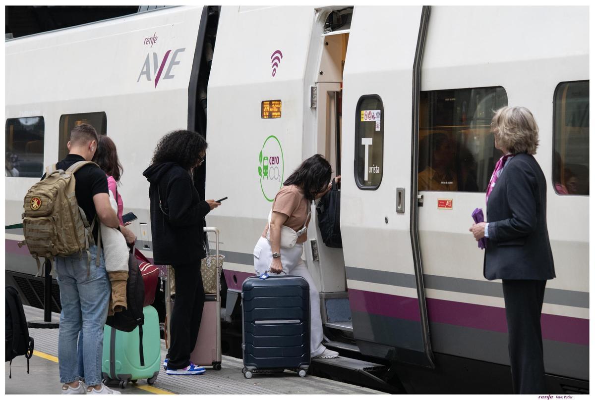 Tren AVE circulando en la línea Madrid‑Andalucía