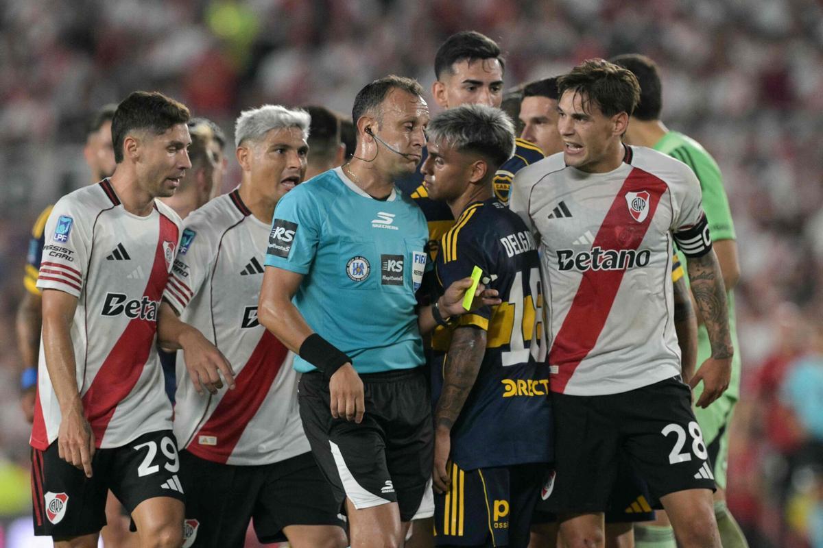 Jugadores de Boca y River tras el pitido final del Superclásico