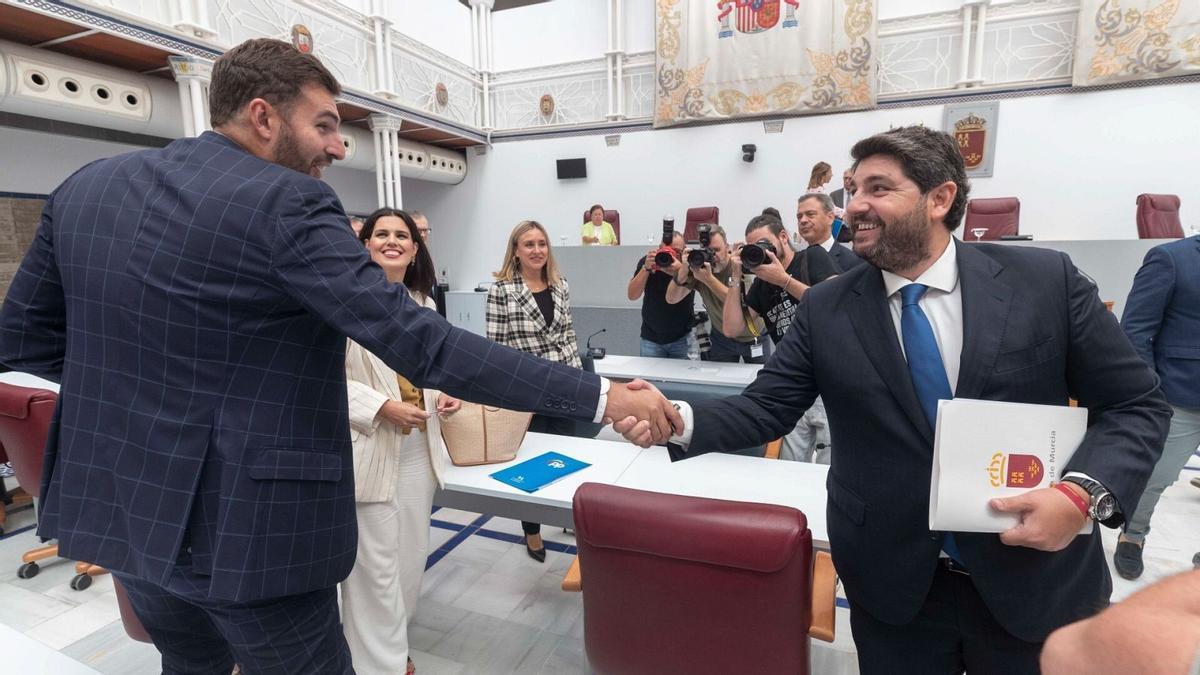 María Guardiola y Óscar Fernández firmando el pacto de gobierno en la Asamblea de Extremadura