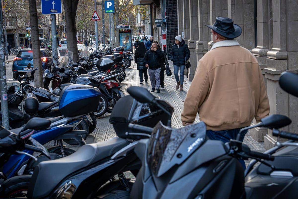Multas de hasta 100 € por aparcar motos en aceras de Sants‑Montjuïc