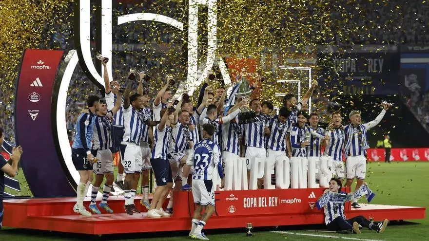 Cartel informativo sobre la regularización extraordinaria en la fachada del edificio