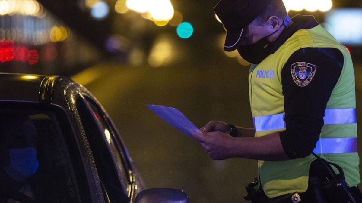 Multa de 200 € y pérdida de 2 puntos por usar el espejo del parasol mientras conduces