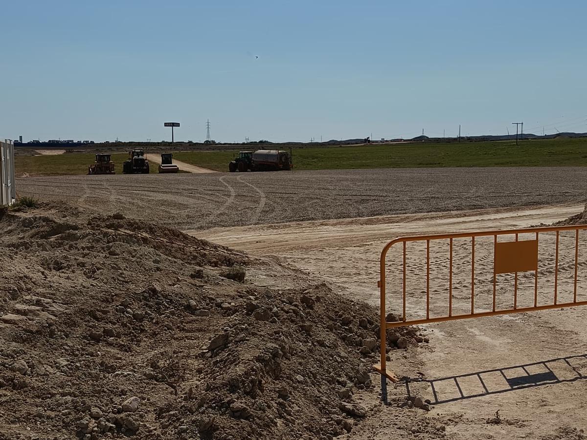 Maquinaria trabajando en la parcela de Puerto Venecia donde se ubicarán los futuros centros de datos de Microsoft