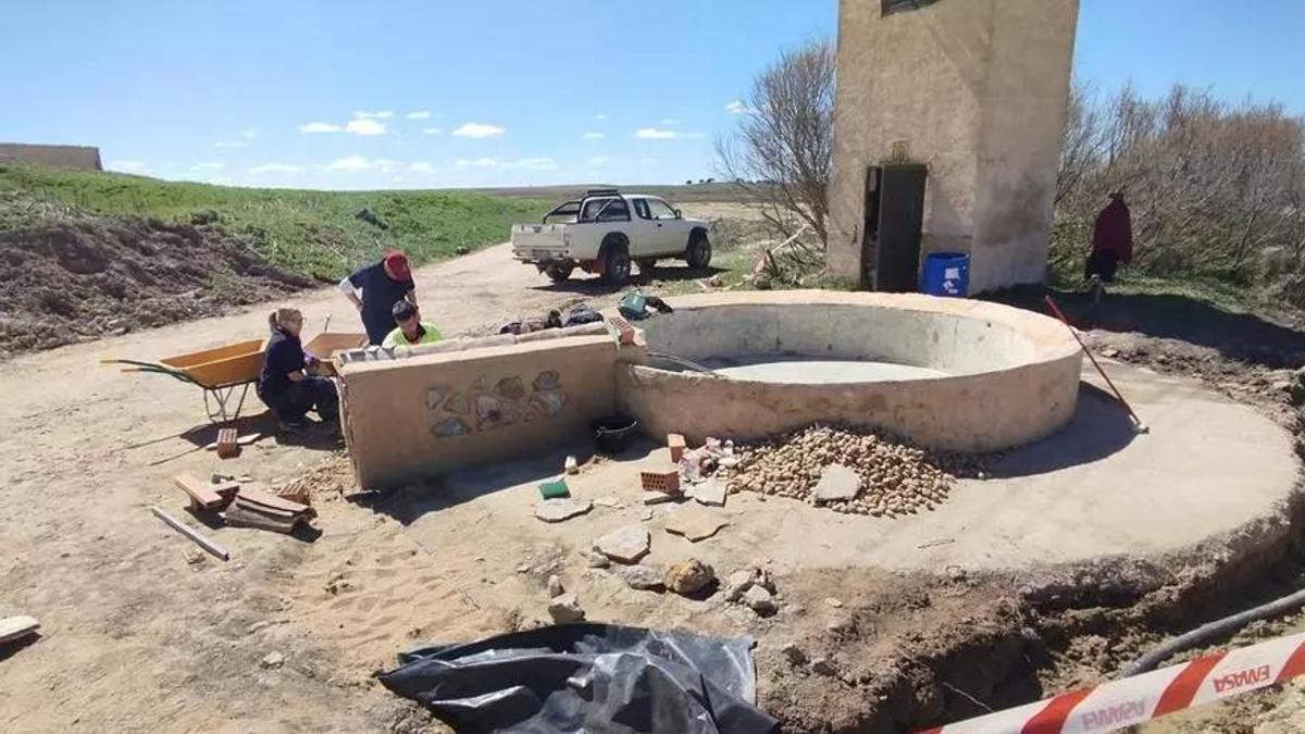 Alumnos trabajando en la restauración del pilón de Otero de Sariegos