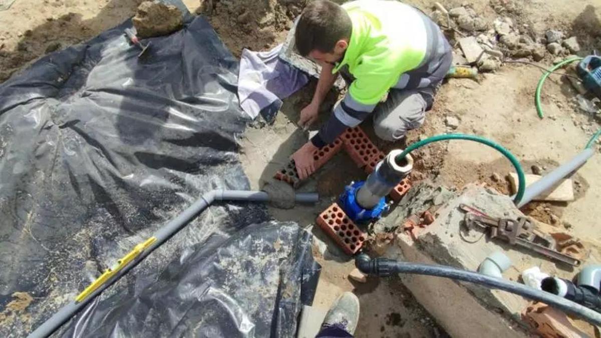 Reparación del pavimento de una calle del pueblo abandonado