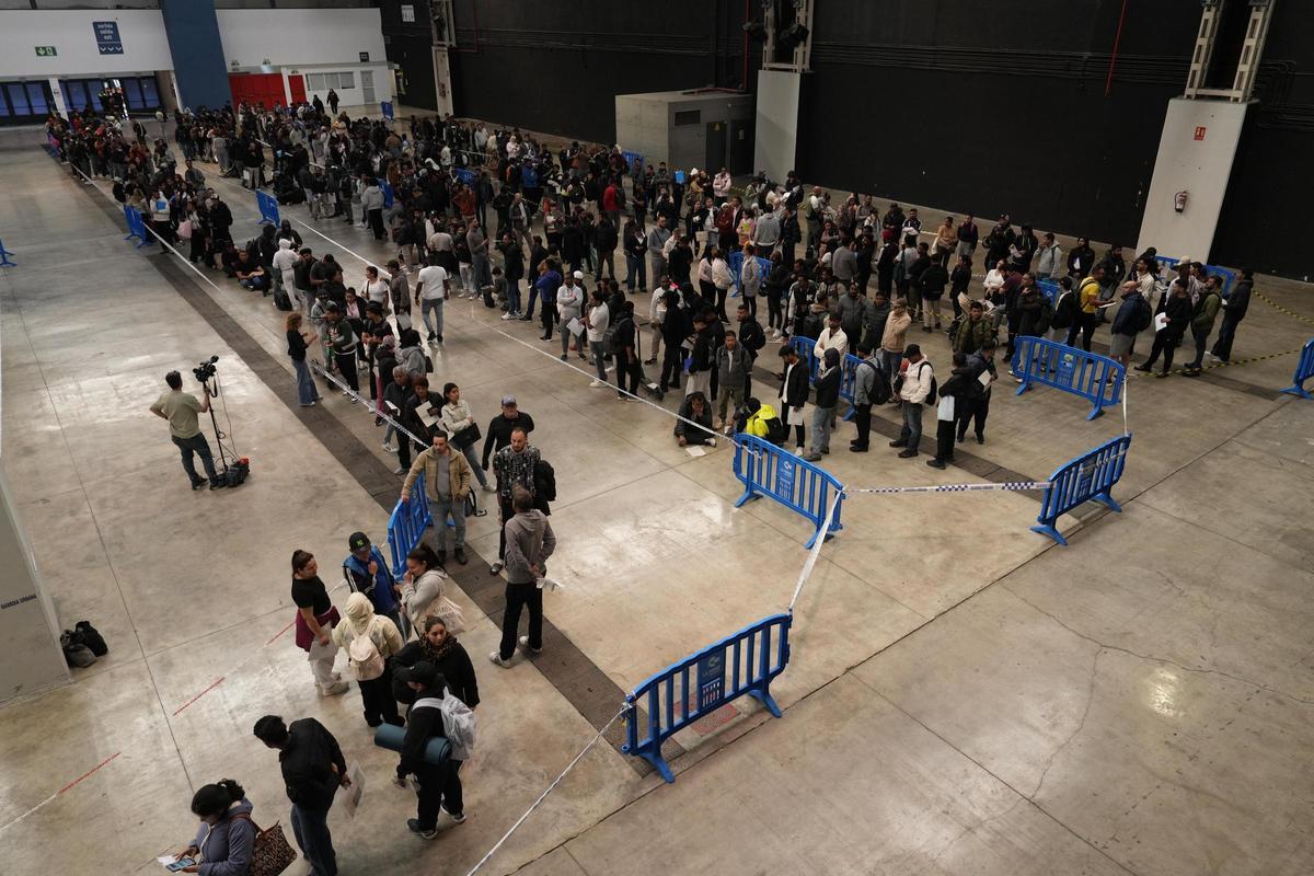 Manifestantes en fila frente al ayuntamiento de La Farga de L'Hospitalet