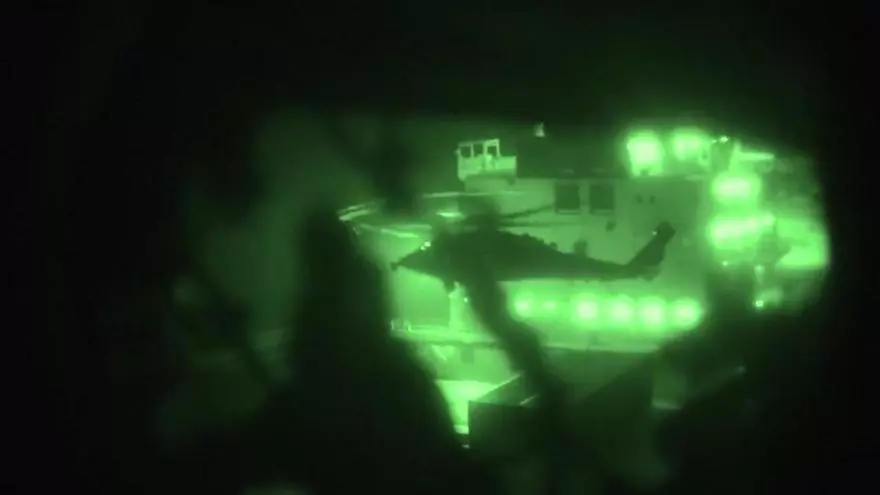 Baliza V16 instalada en la parte trasera de un coche en una carretera