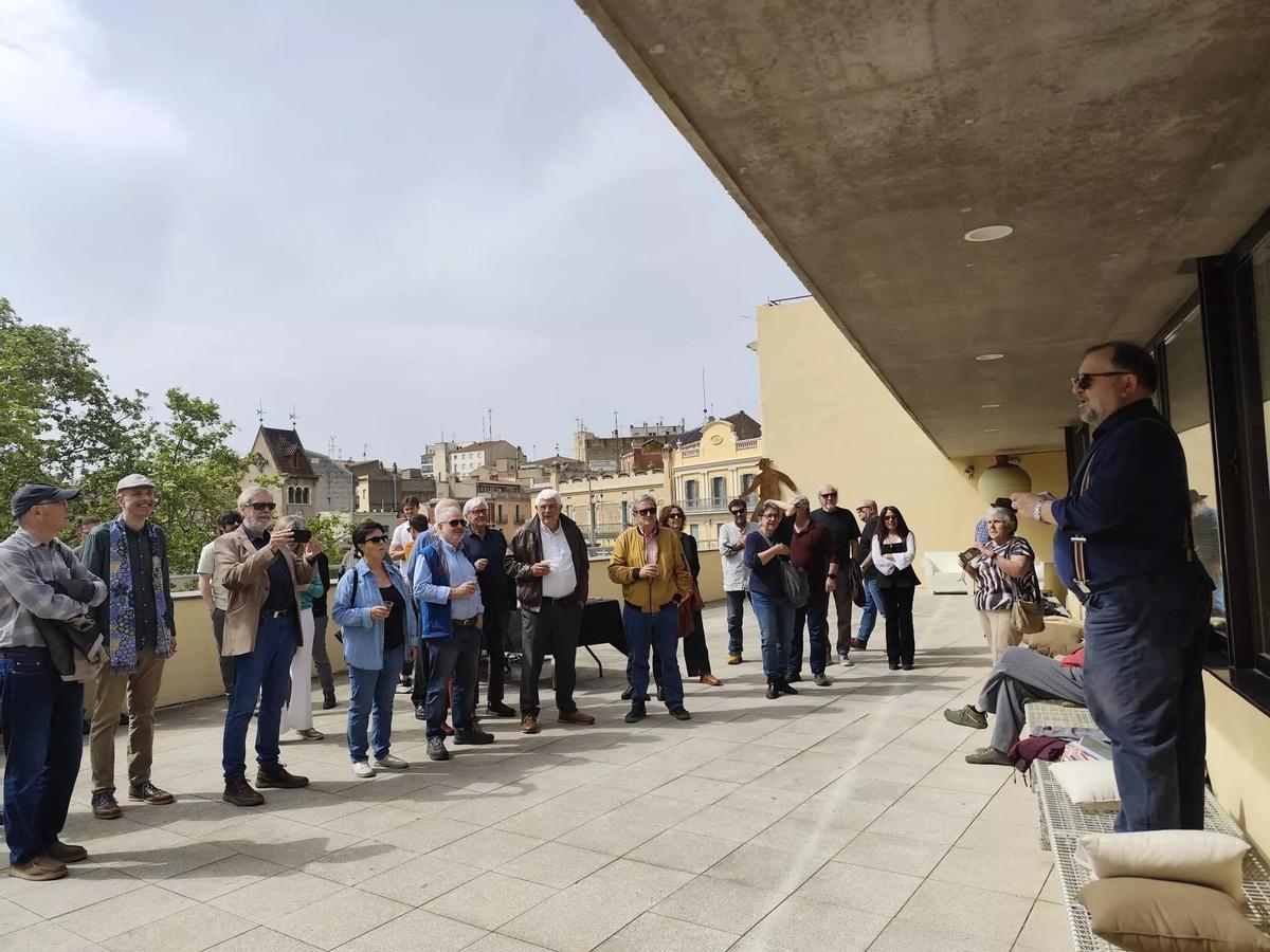 Escena de la Rambla de Figueres con puestos de libros y rosas
