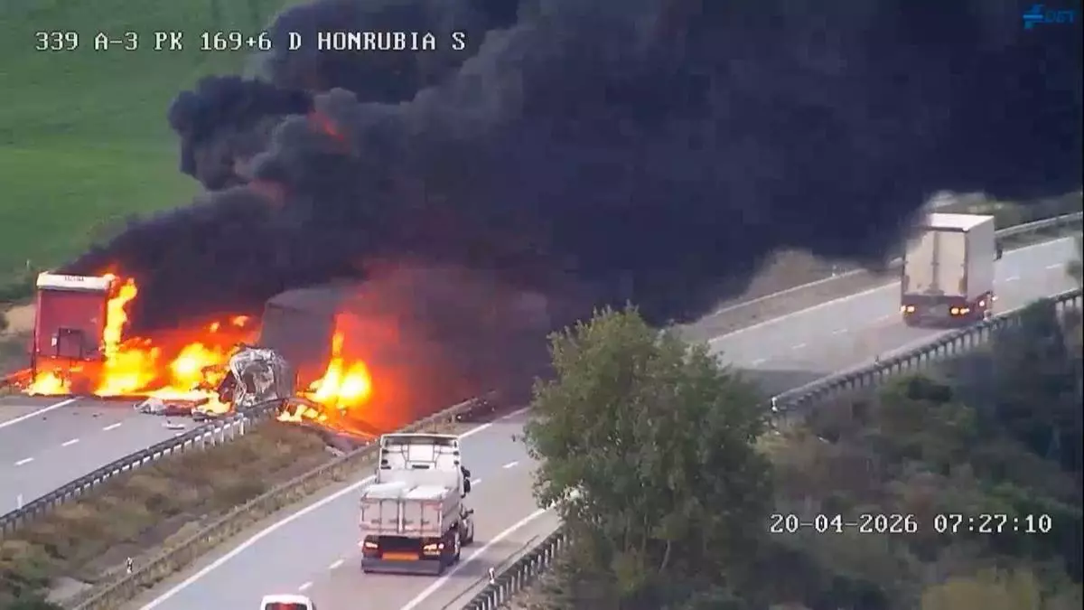 Furgonetas rodeando una autocaravana de aficionados del Atlético en la A‑5