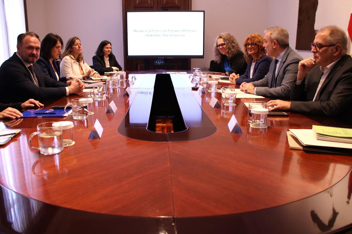 Alcalde Jaume Collboni y el comisario Dan Jørgensen durante la reunión en el Ayuntamiento de Barcelona