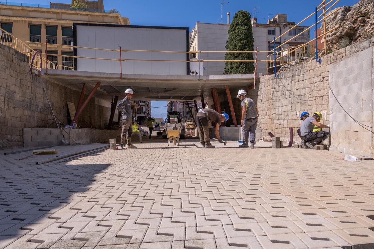 Vista de la excavación del Foro de la Colonia, con restos de calles romanas al descubierto