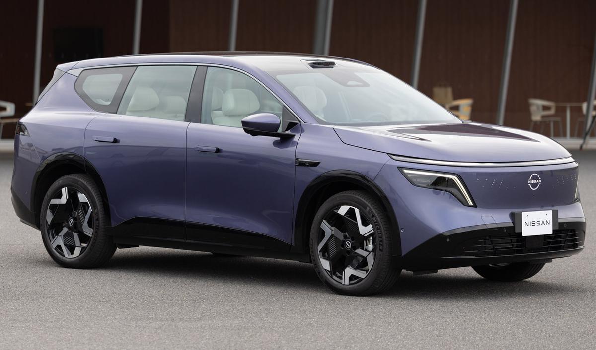 Detalle del interior del Nissan NX8 con pantalla dual