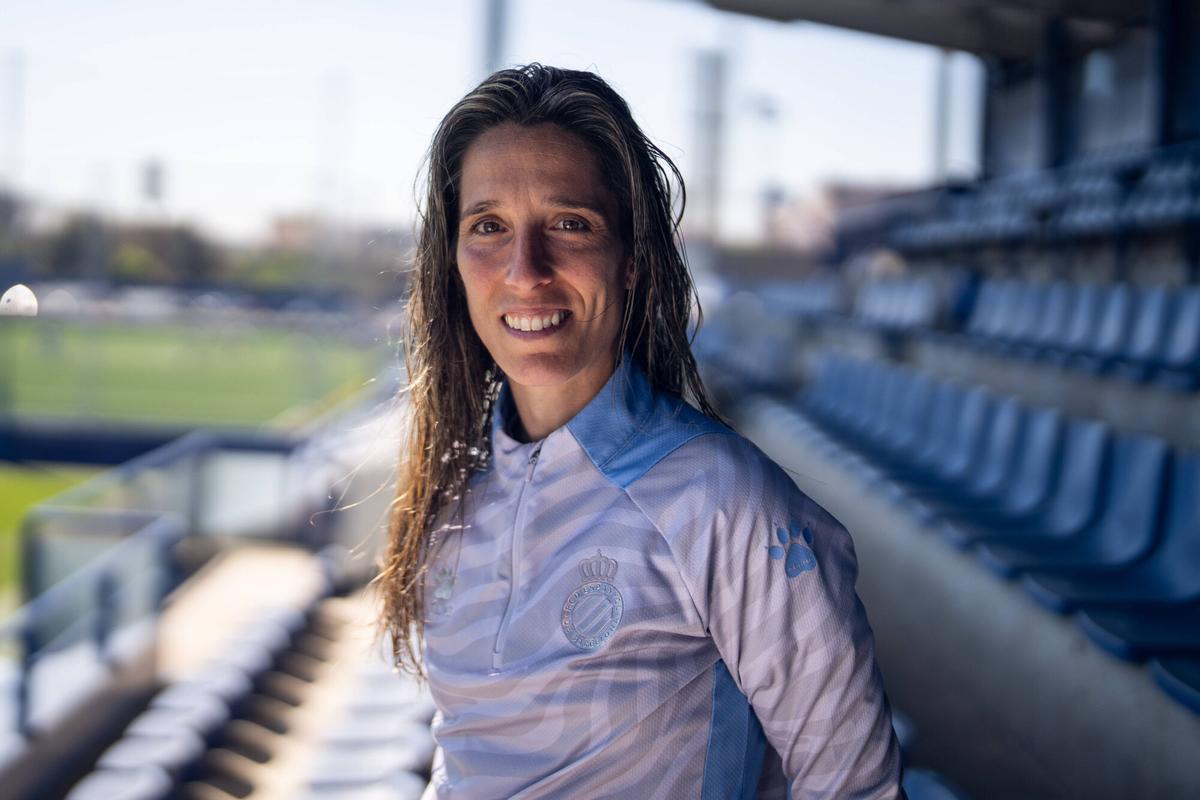 Cristina Baudet celebrando en la grada con su bebé Nil