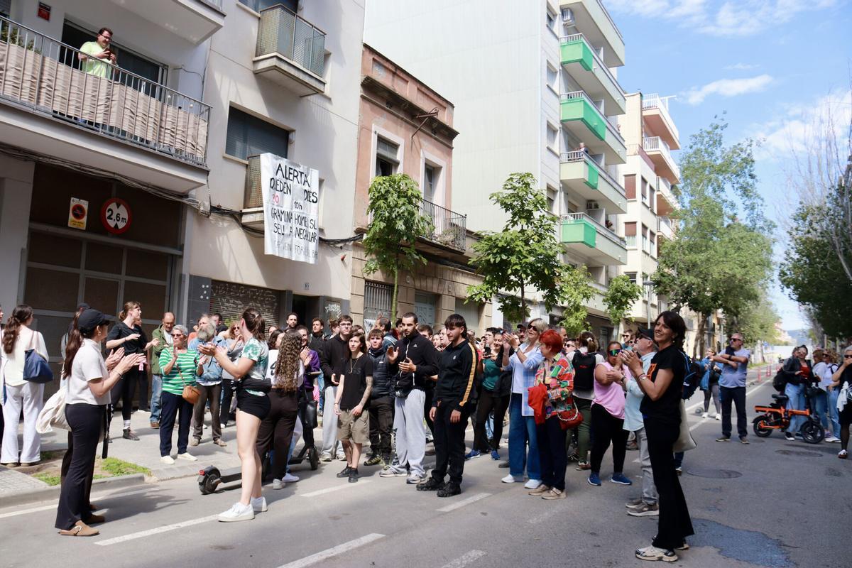 Carme Alcaraz, de 89 años, frente a su edificio en la rambla Pirelli