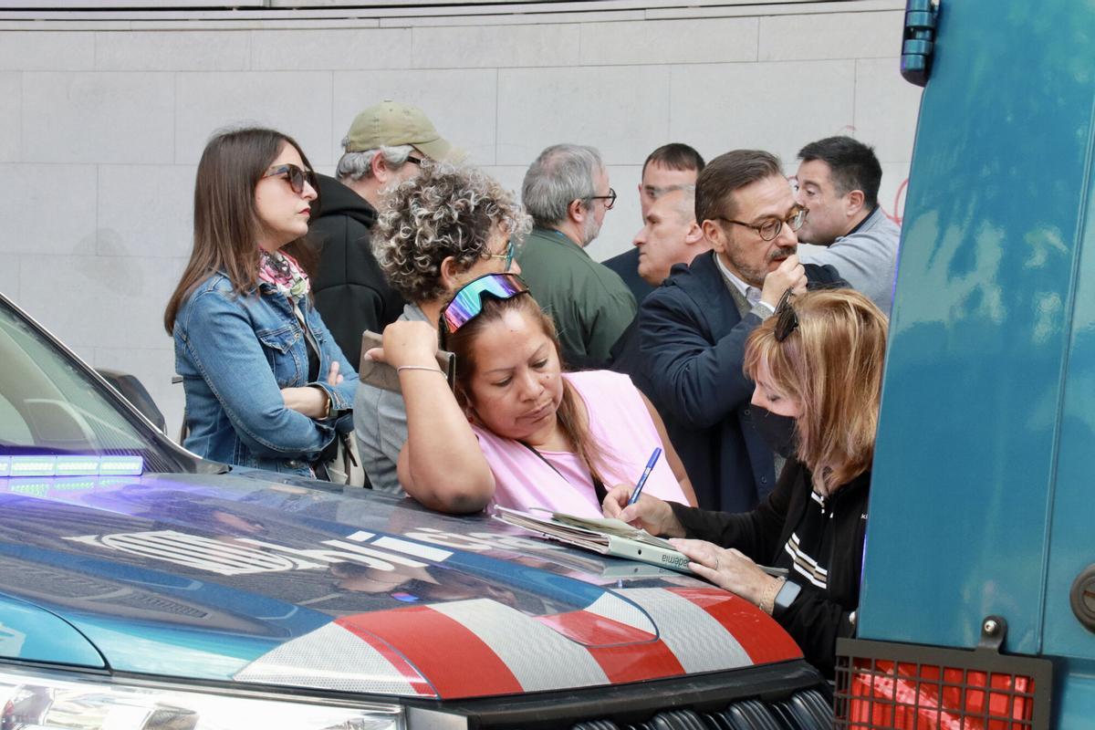 Manifestación de vecinos y activistas frente al edificio en Vilanova i la Geltrú