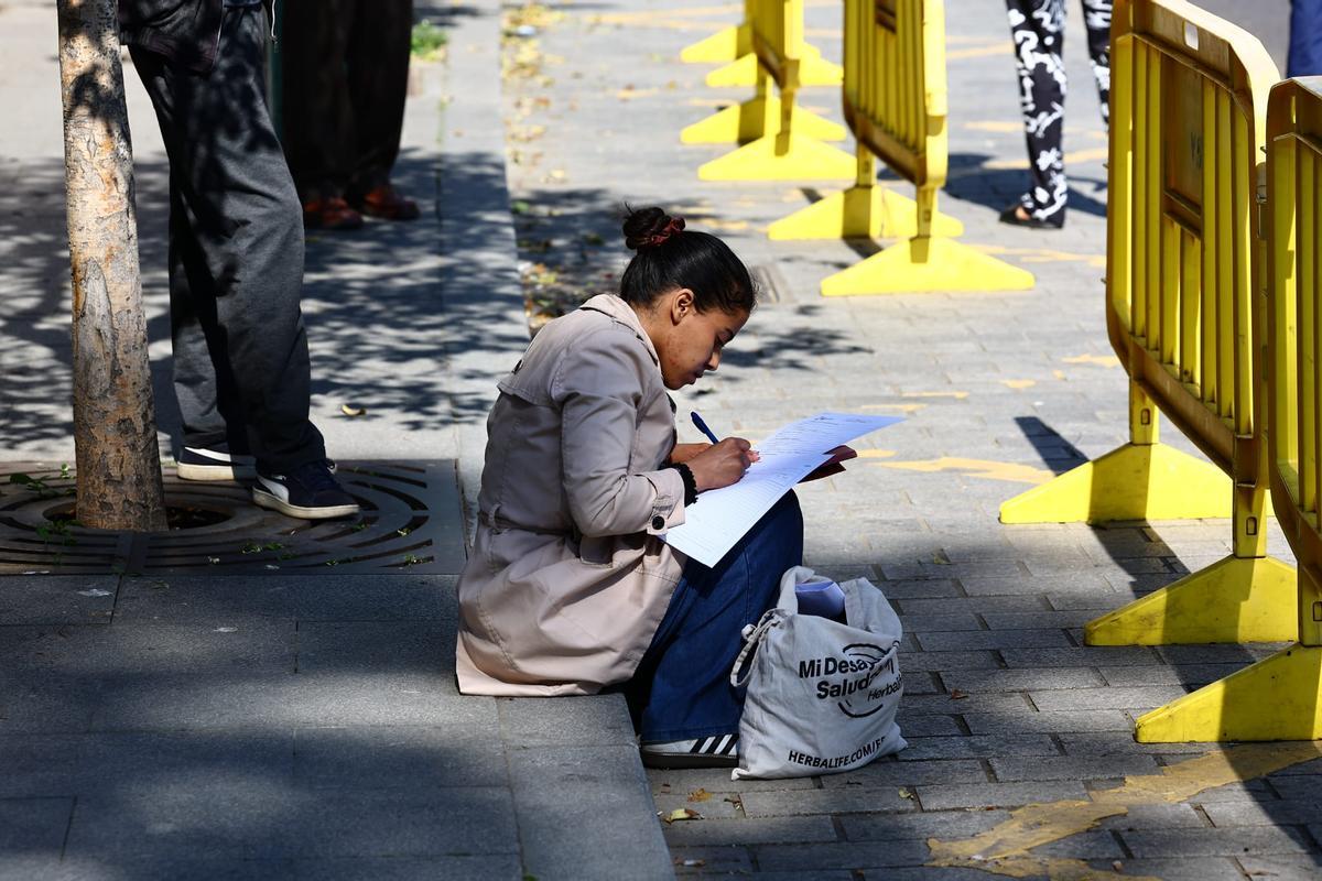 Migrantes haciendo cola frente al Ayuntamiento de Zaragoza el 16 de abril de 2026