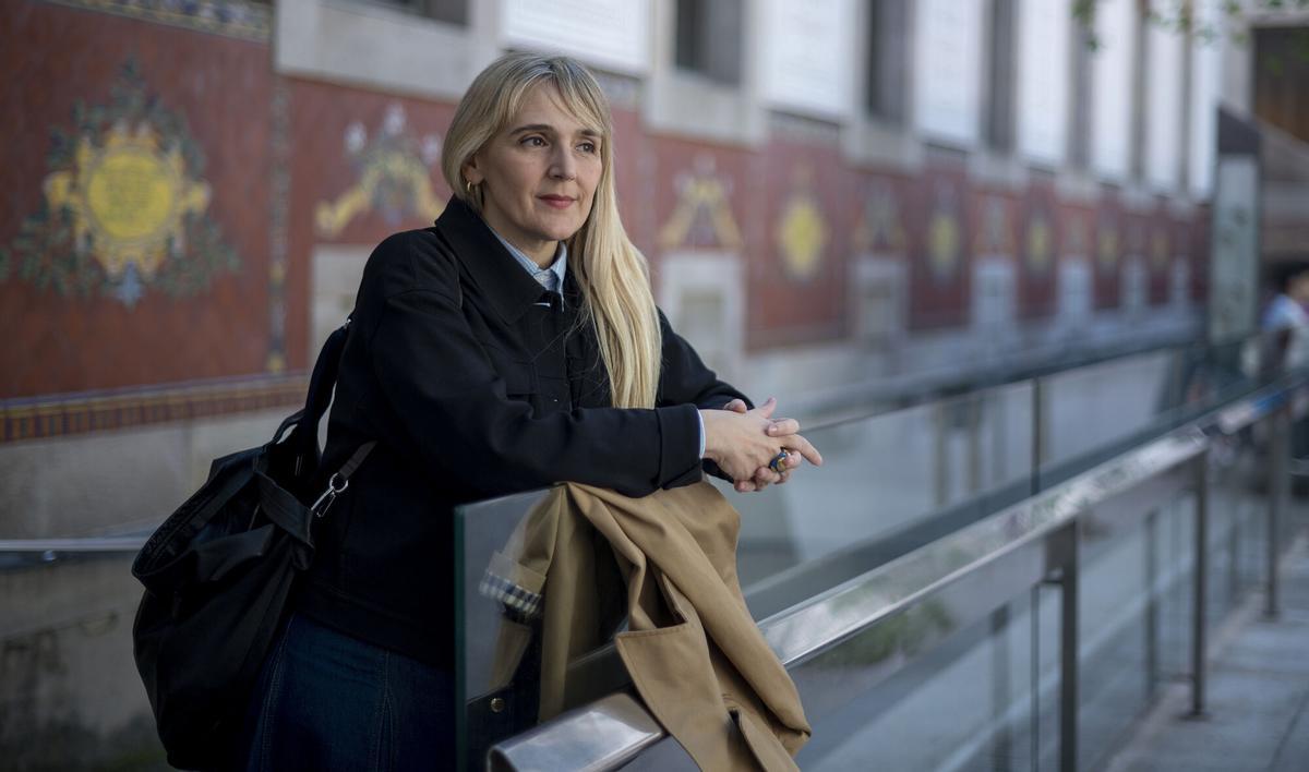 Portada de 'No la dejes sola' con ilustración de un centro comercial nocturno