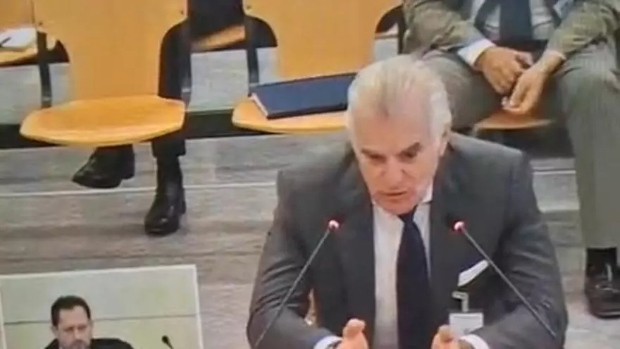 Carlos Alcaraz con férula en la muñeca derecha durante la retirada del Barcelona Open