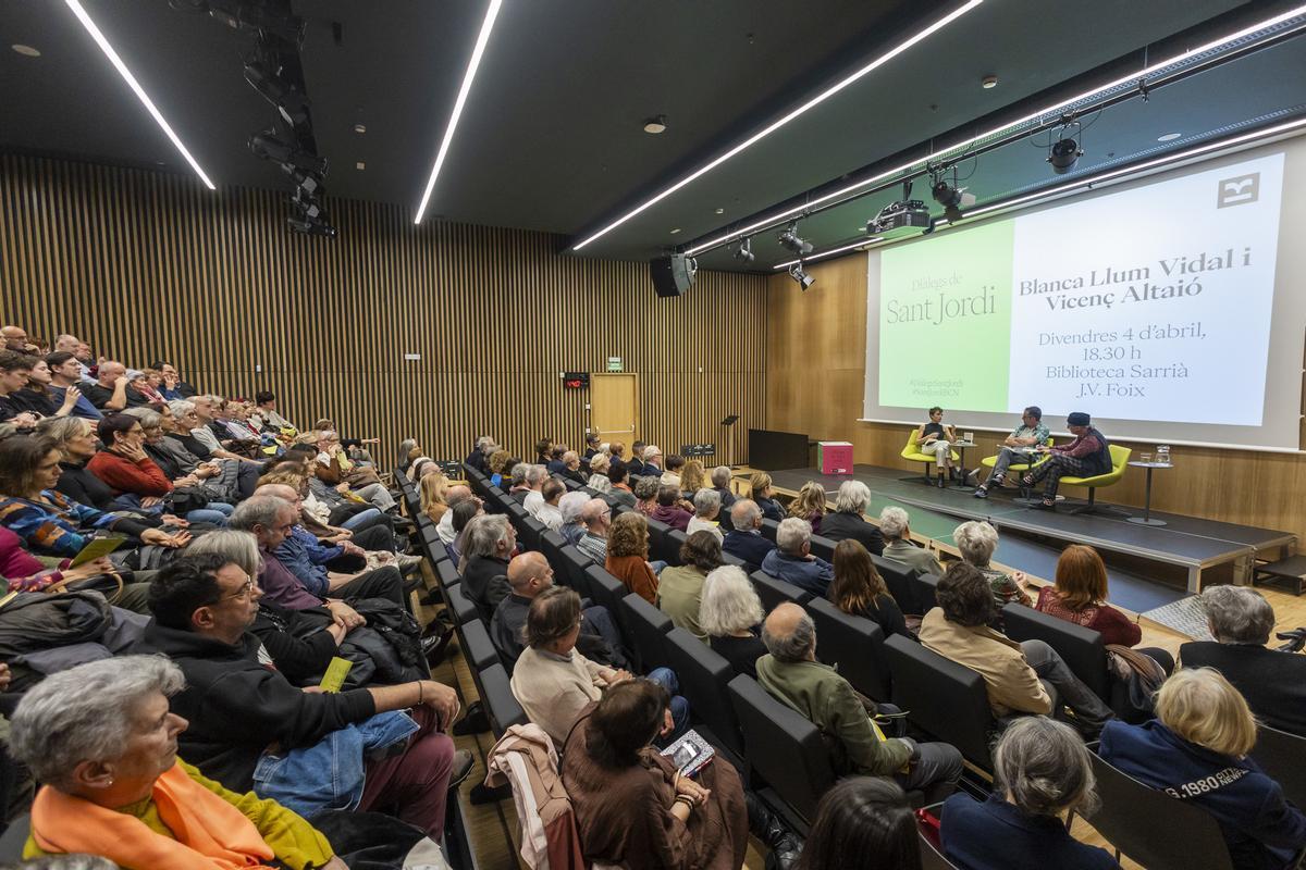 Interior de la biblioteca Gabriel García Márquez con usuarios leyendo
