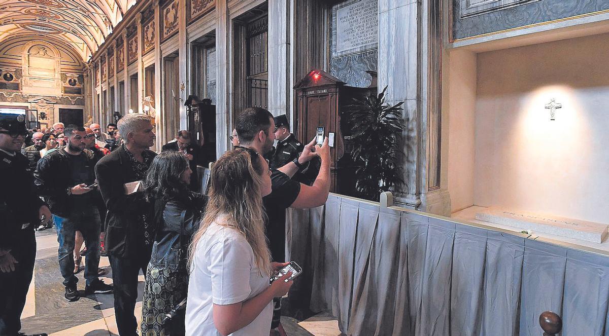 Tumba de Papa Francisco bajo la inscripción 'Franciscus' en la Basílica de Santa María la Mayor