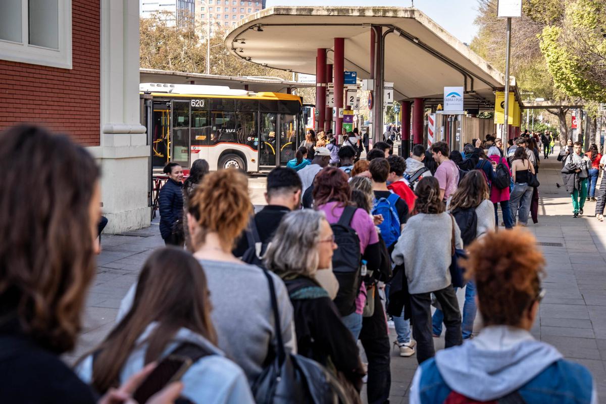 Vista aérea del carril Bus VAO en la avenida Meridiana, con los autobuses en marcha