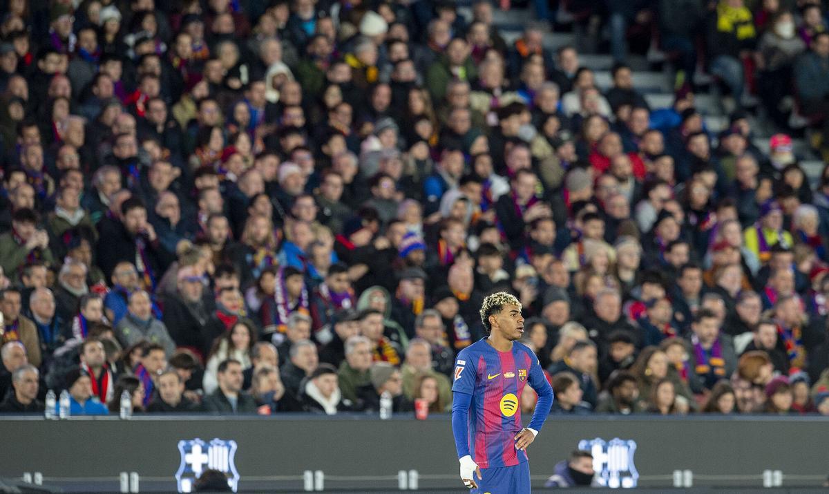 Vista del Spotify Camp Nou con la valla LED de la U televisiva cubriendo la línea de fondo