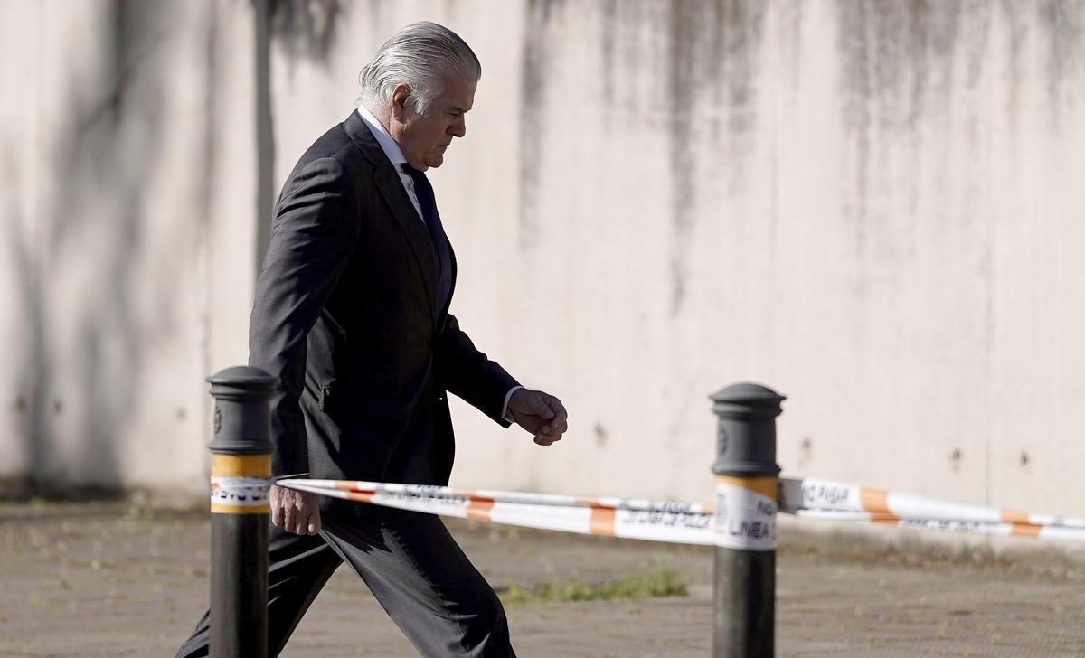 Notario Alberto Vela Rubio‑Navarro frente al juzgado de Mahón