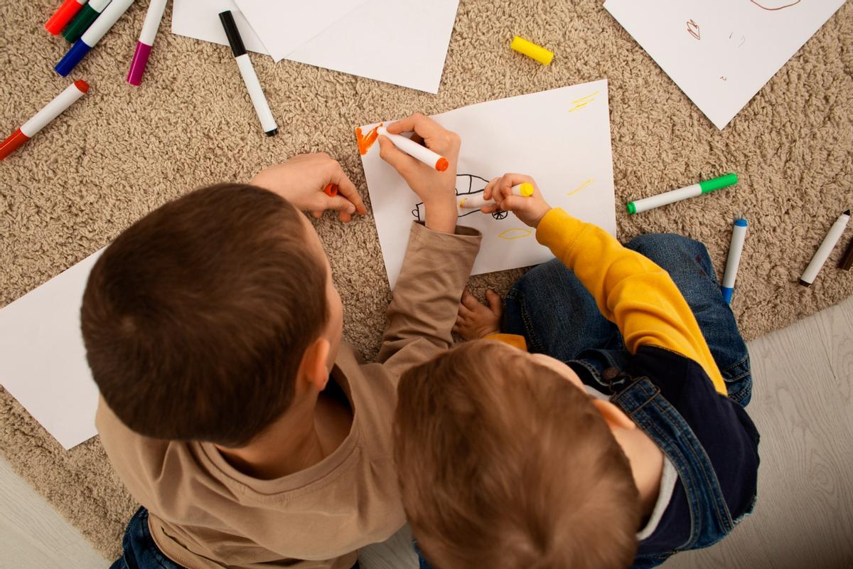 Niños dibujando en una aula de preescolar