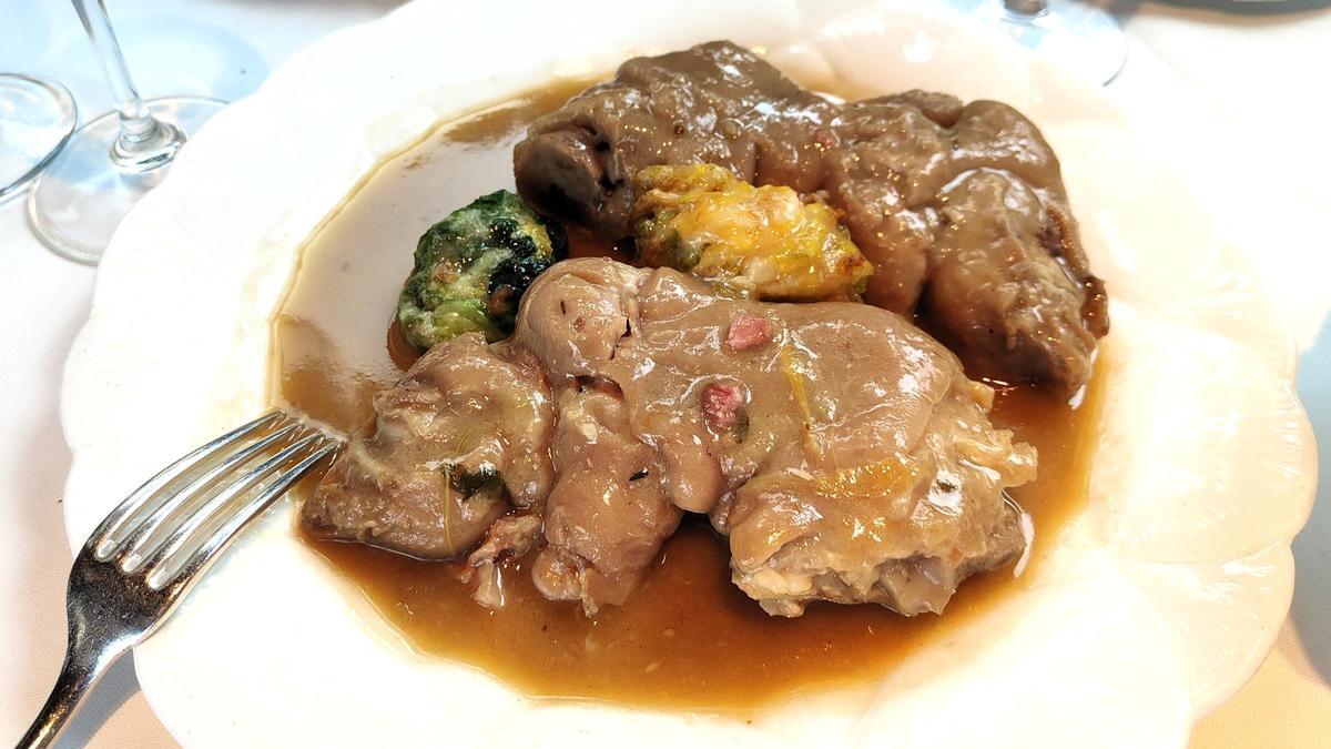 Plato de guisantes y pies de cerdo en el restaurante Hispania, Arenys de Mar