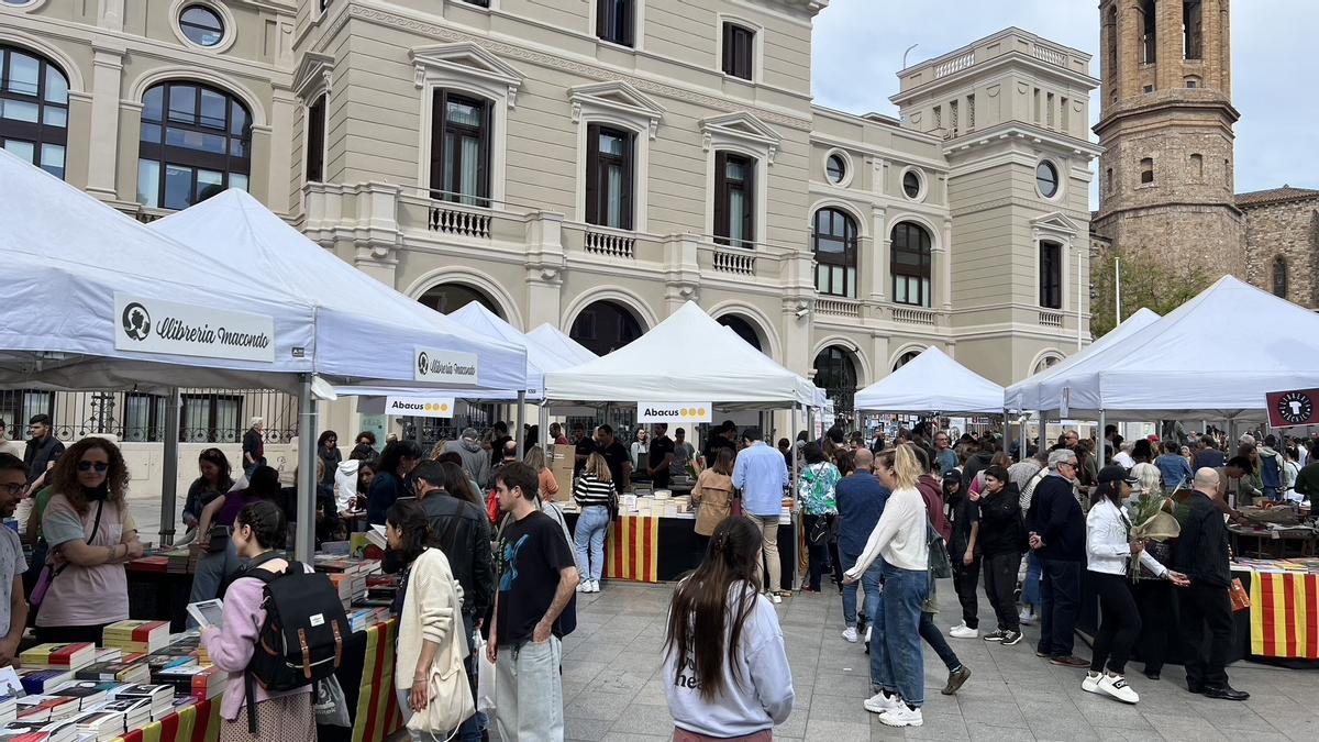 Racó del Campanar con autores firmando libros y castellers en acción