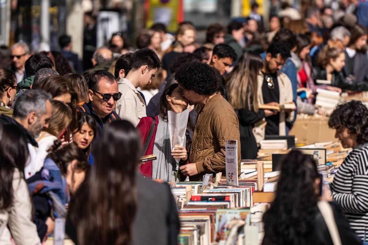 Superilla peatonal del Eixample llena de puestos de libros y rosas durante Sant Jordi 2026