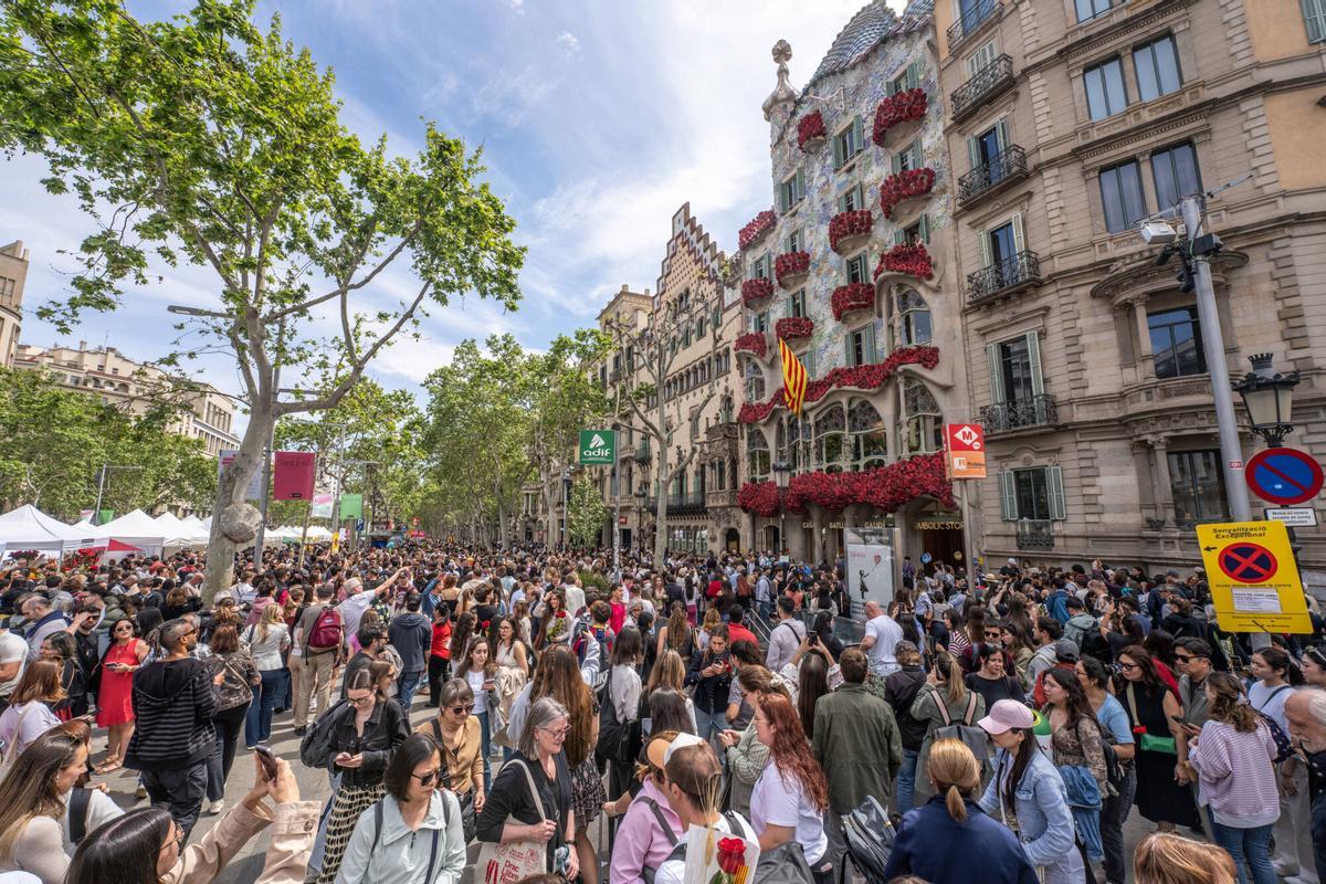Fachada de la Casa Batlló cubierta de rosas rojas, icono fotográfico de la celebración
