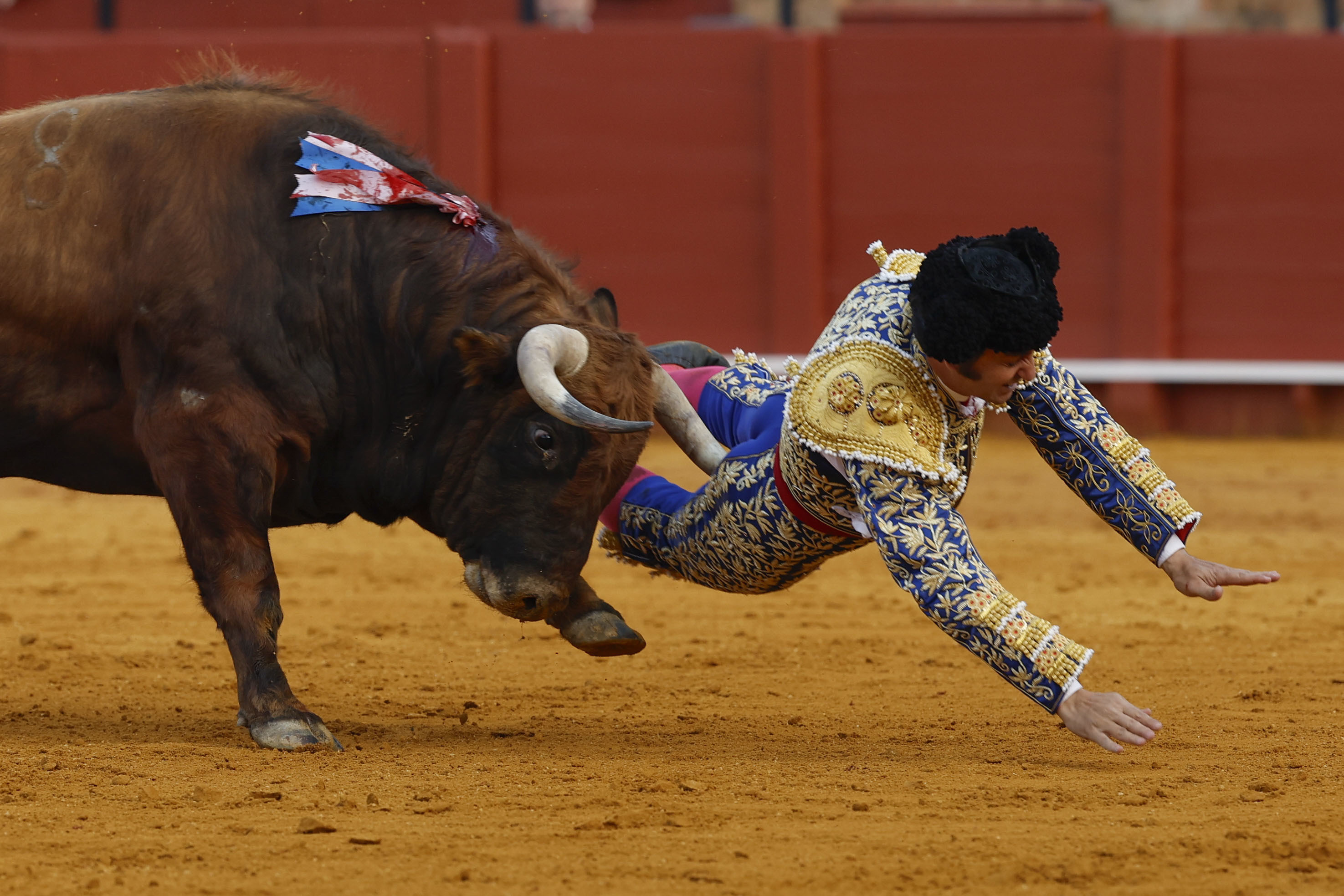 Morante de la Puebla en la habitación del Hospital Viamed, recuperándose tras la cornada