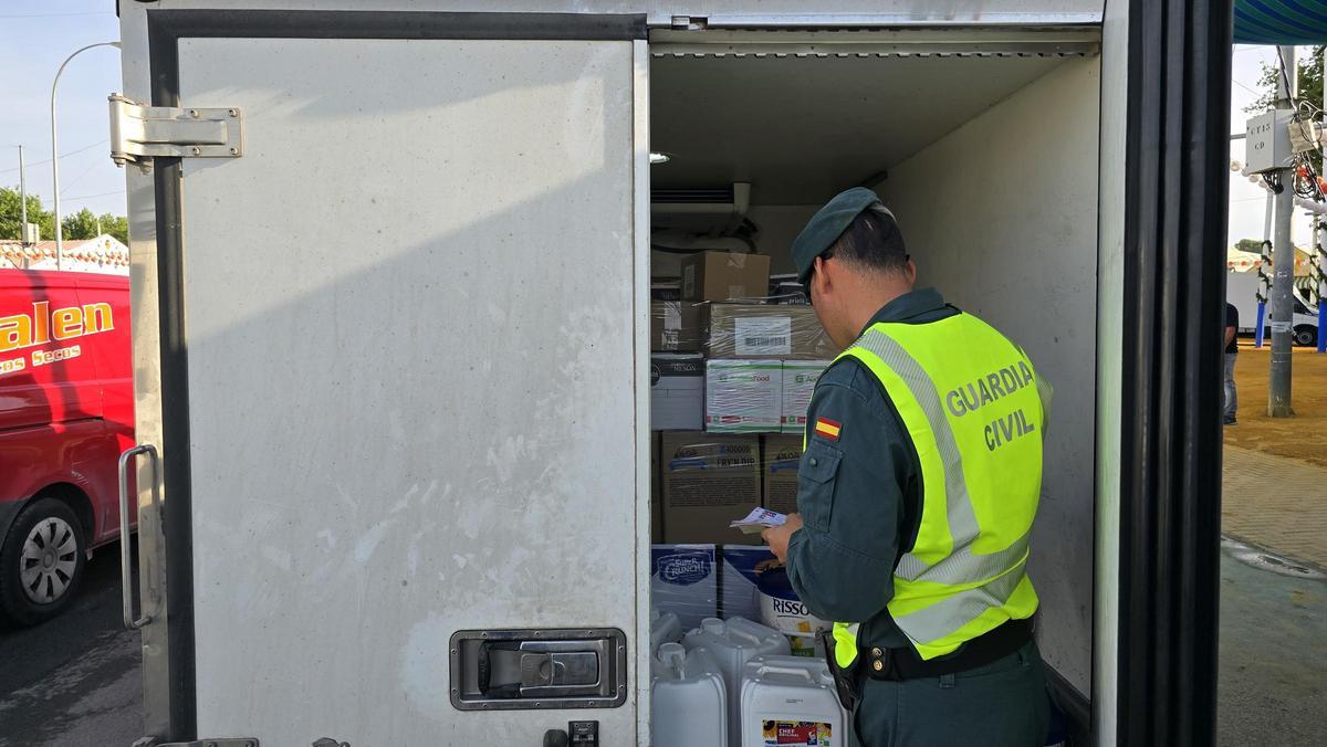 Agentes de Seprona inspeccionan alimentos en la contraportada del Real durante la Feria de Abril