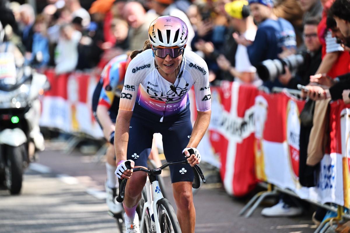 Paula Blasi en fuga durante la Amstel Gold Race 2026