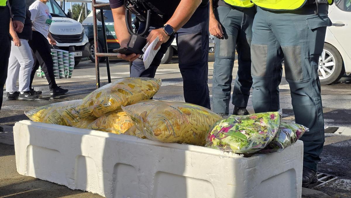 Control de furgonetas y vehículos con mercancía alimentaria en la Feria de Abril