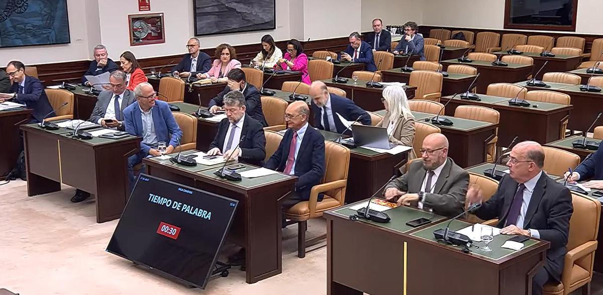 Guardias civiles identifican a un grupo de inmigrantes en Gualchos, Granada