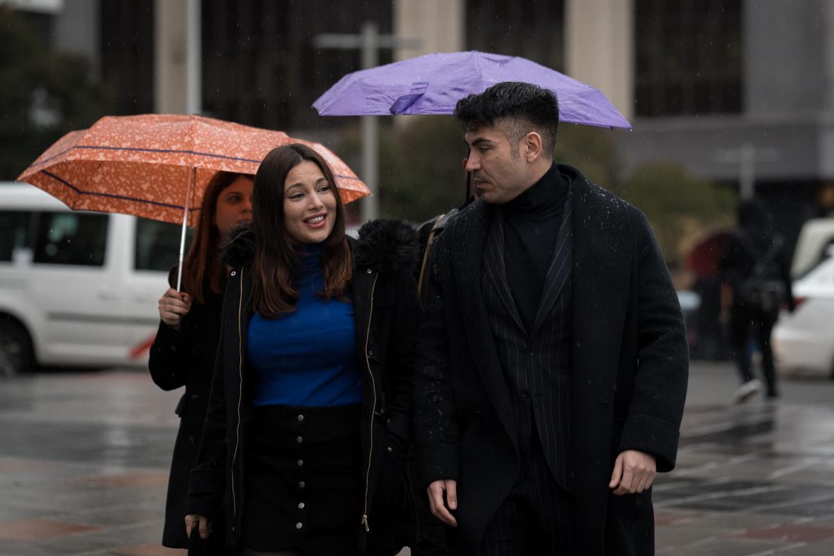 Elisa Mouliaá y su nueva abogada Elena Vázquez en los juzgados de Madrid