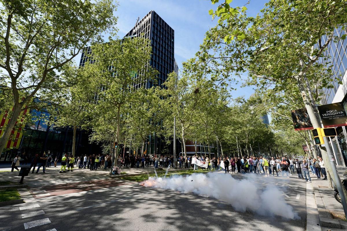 Trabajadores de Mediapro bloquean la avenida Diagonal frente a la Torre Glòries