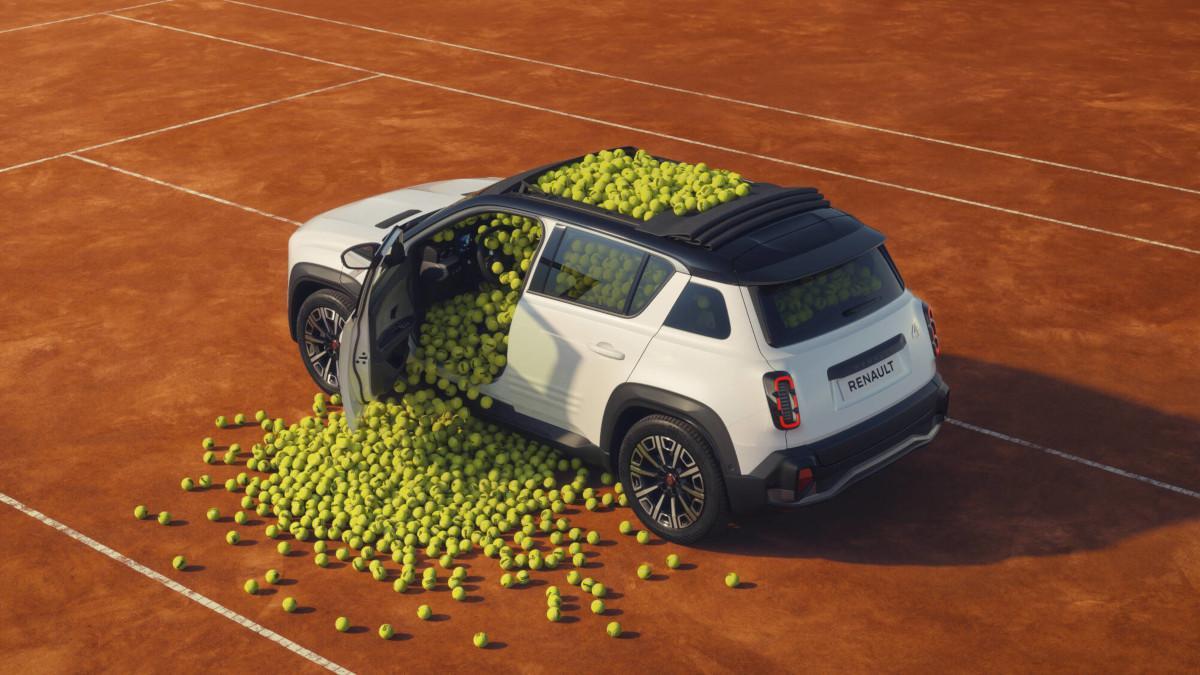 Renault 4 Roland‑Garros E‑Tech electric sobre el fondo del estadio de Roland‑Garros durante el debut