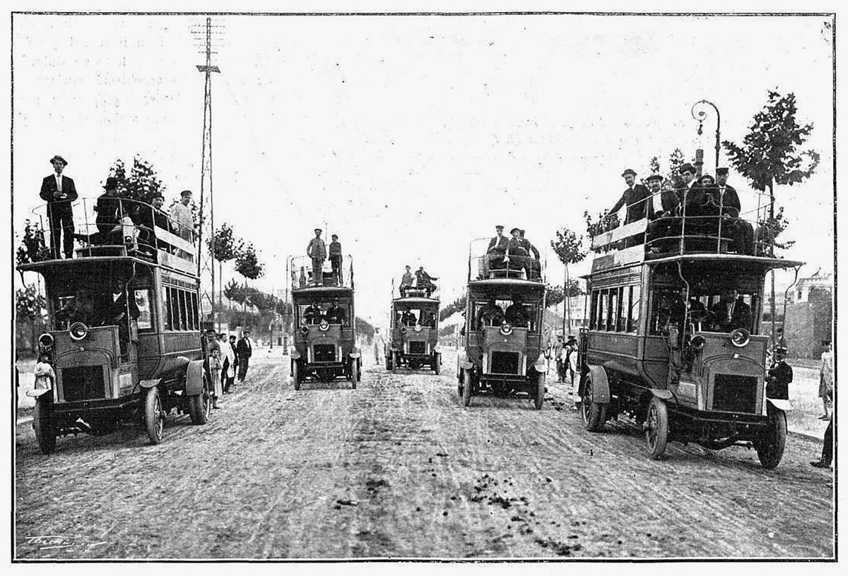 Fotografía de un autobús eléctrico de los años 20 circulando entre Girona y Banyoles