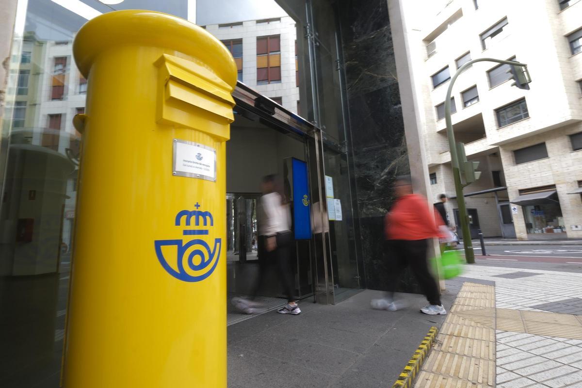 Oficina de Correos en Primero de Mayo, Las Palmas, atendiendo solicitudes de regularización