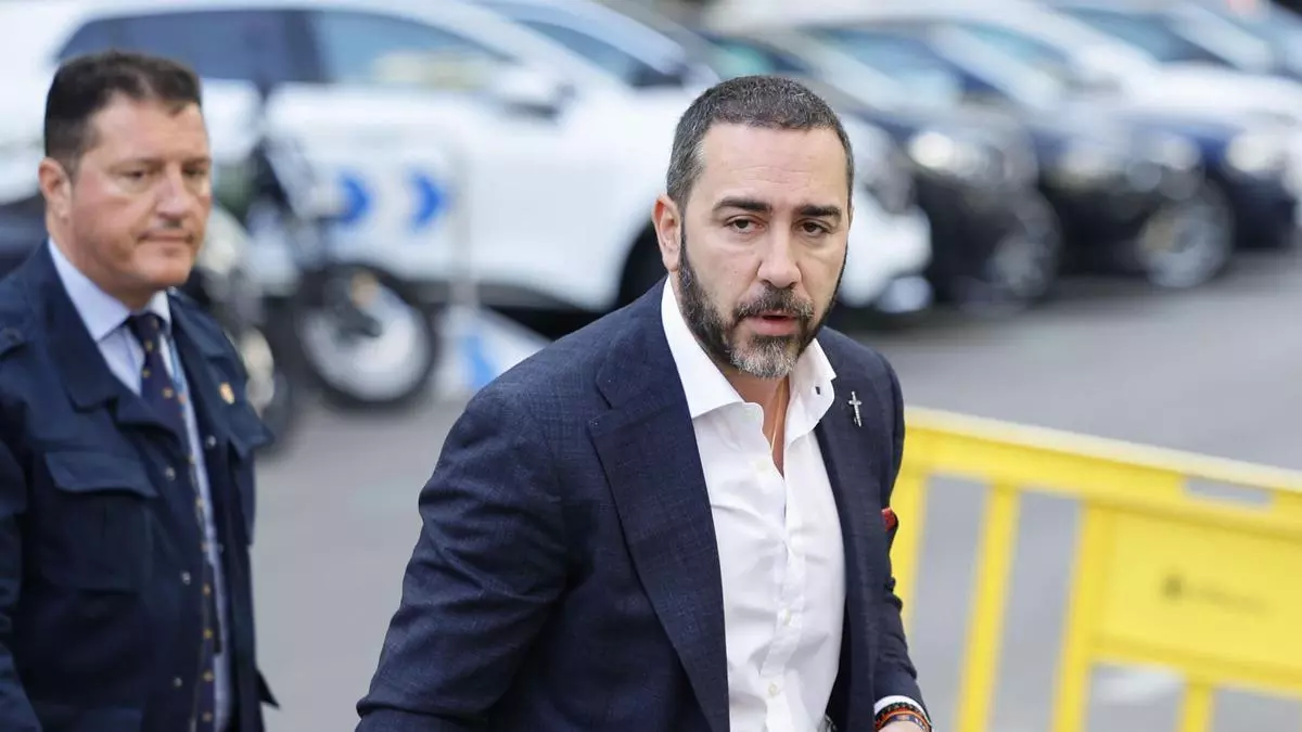 Peritos forenses analizando imágenes de heces en la investigación de lesiones anales